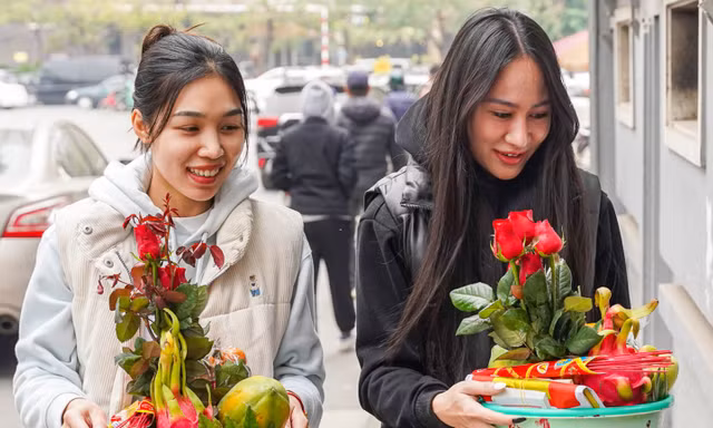 Giới trẻ Hà Nội đến chùa Hà mong sớm có người yêu