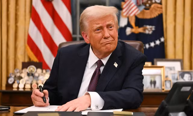 Bức tranh, tượng bán thân được ông Trump treo ở Phòng Bầu dục 