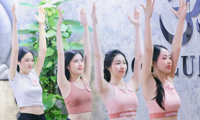 Thí sinh Hoa hậu Việt Nam khoe dáng săn chắc trên sàn tập