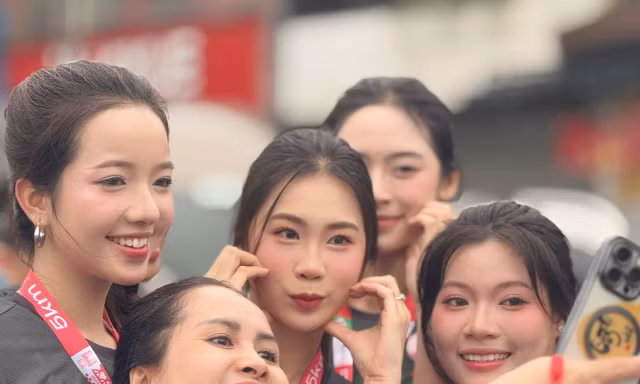 Những cô gái gây chú ý ở Tiền Phong Marathon 2025