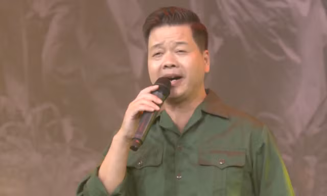 Rơi nước mắt nhớ đồng đội nằm lại chiến trường ở 'Màu hoa đỏ'