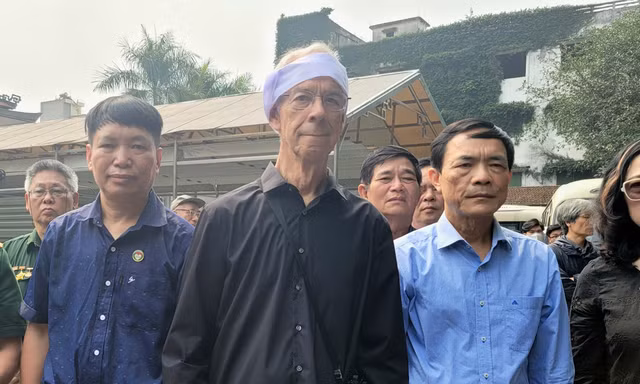 Cựu binh Mỹ đội khăn tang, mắt ngấn lệ viếng mẹ anh hùng liệt sĩ Đặng Thùy Trâm