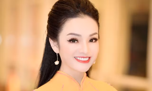 Ca sĩ Tân Nhàn tuổi 42: Tiến sĩ âm nhạc trẻ nhất Việt Nam, kín tiếng về cuộc hôn nhân thứ 2