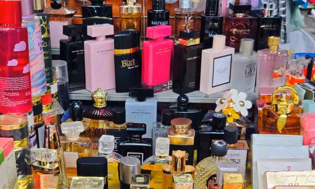 Bên trong khu chợ bán đồ gắn mác Dior, Gucci, Adidas giá vài chục nghìn đồng