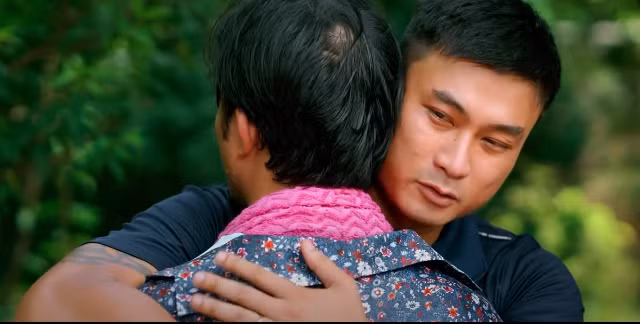 'Làng trong phố' tập 4: Hoài (Trần Vân) dặn Hiếu (Duy Hưng) phải giữ mình 
