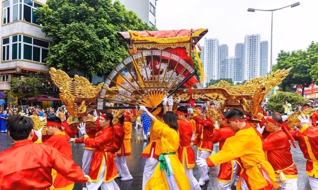 Hàng trăm người tham gia lễ rước tôn vinh tổ nghề dệt lụa Vạn Phúc