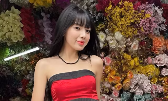 Váy hở ngực, áo sát nách gắn mác áo dài gây tranh cãi