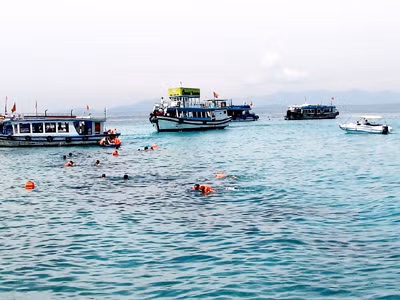 Nơi du khách bơi lặn ở Hòn Mun bị xả chất thải từ các con tàu chở chính họ