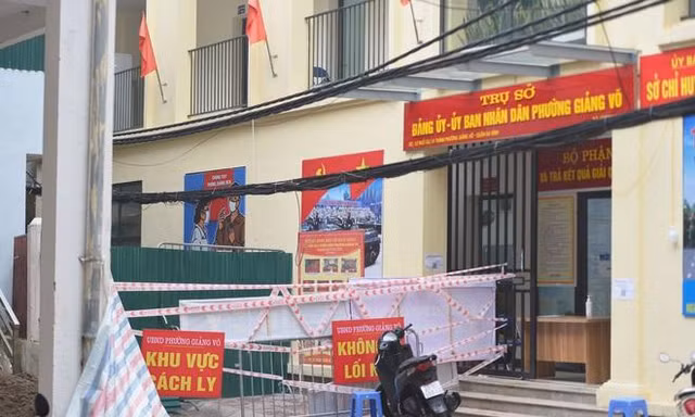 Hà Nội dựng rào chắn cao 2m trước cửa UBND phường để chống dịch 