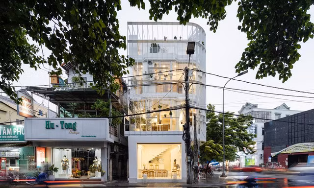Dùng lam thép và kính cải tạo mặt tiền, nhà 3 tầng được báo Mỹ hết lời khen ngợi 