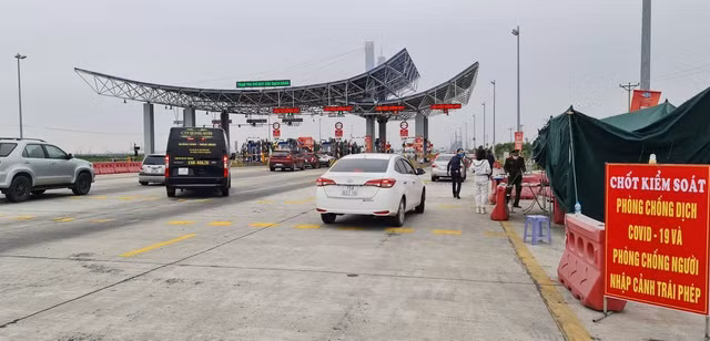 Nhiều xe quay đầu khi đến chốt kiểm soát tại cửa ngõ vào Quảng Ninh. Ảnh: Đức Hiếu.