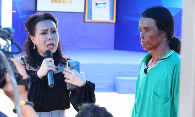 Việt Hương bật khóc khi chàng trai từng cố tự tử xin lỗi mẹ ruột