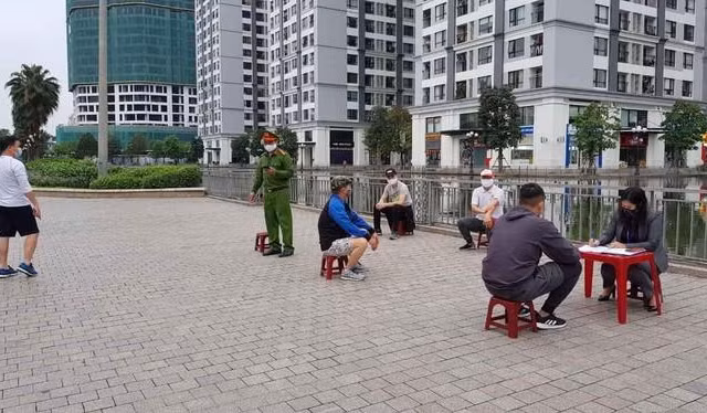 Đi dạo ở sân hay sảnh chung cư trong mùa dịch có bị phạt?