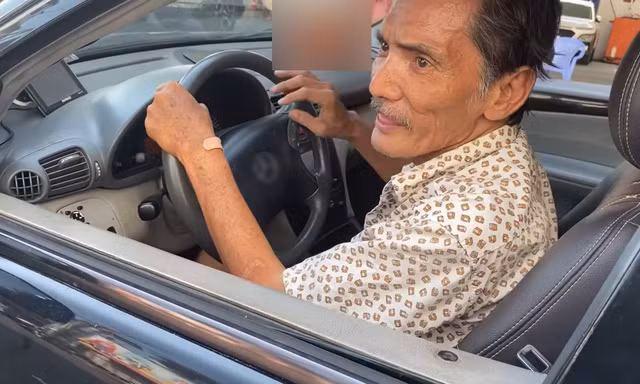 Thương Tín tập lái xe ô tô sau khi được tặng