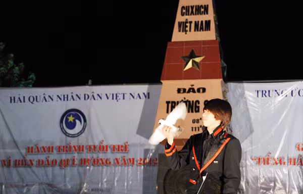 Việt Hoàng trình diễn ảo thuật tại Trường Sa Ảnh: C.K