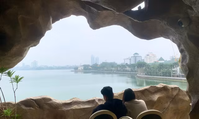 Giới trẻ thích thú 'chui hang động' uống cafe, ngắm hồ Tây ở Hà Nội