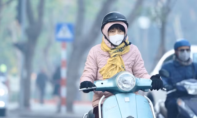 Hà Nội rét nhất từ đầu đông, mặc 'tầng tầng lớp lớp' áo vẫn lạnh run