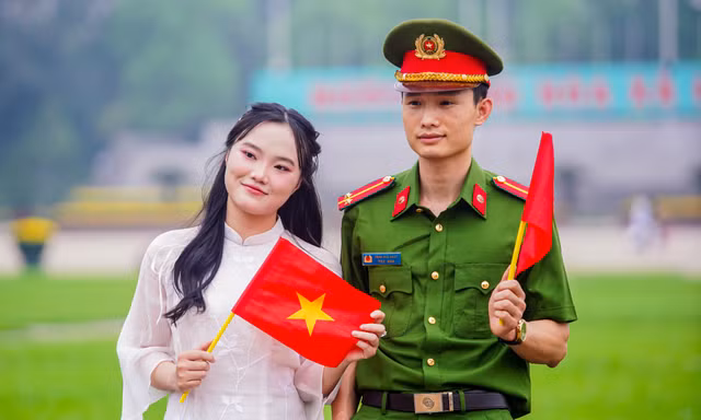 Người dân đổ về Quảng trường Ba Đình chụp ảnh trước thềm đại lễ 30/4