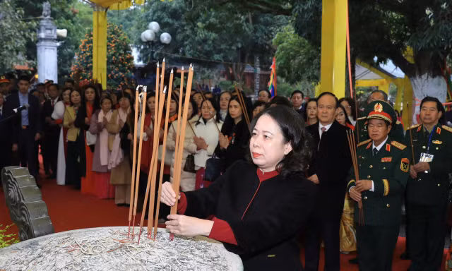 Hàng nghìn người đổ về khai mạc Lễ hội đền Hai Bà Trưng