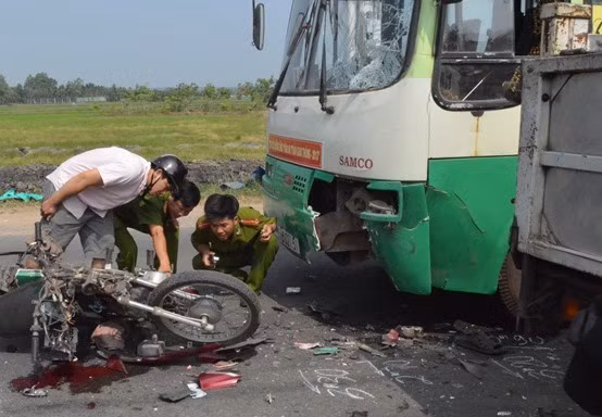 Tông vào xe buýt, hai anh em chết thảm