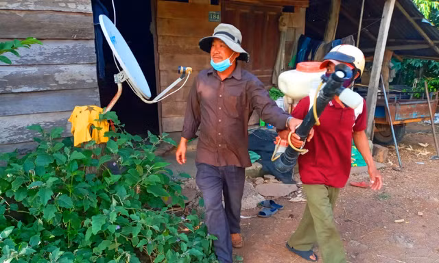 Phun thuốc khử khuẩn khu vực có bệnh nhân mắc viêm não Nhật Bản 