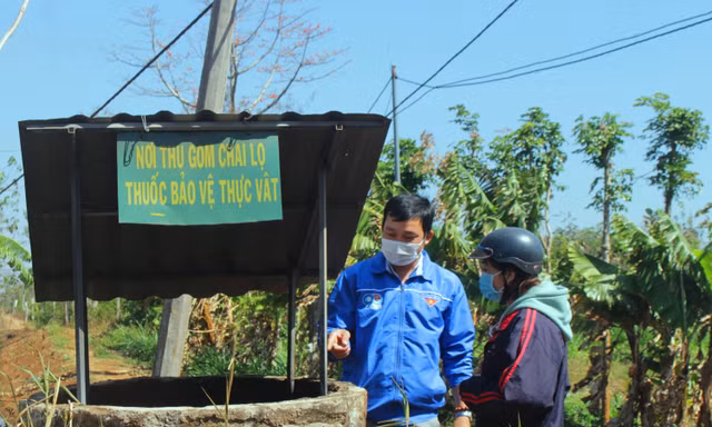 Đoàn thanh niên hướng dẫn người dân bỏ chai lọ thuốc bảo vệ thực vật vào hố