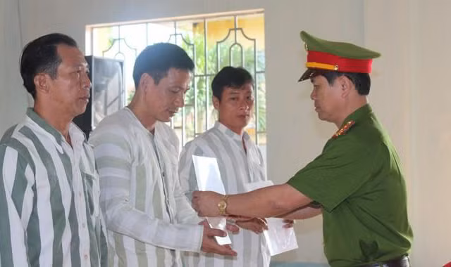 Trao quyết định cho phạm nhân trong một đợt giảm án tù.