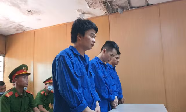3 bị cáo tại phiên tòa ngày 27/4. Ảnh: T.M