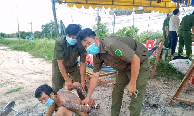 'Pun' xăm trổ thời điểm bị khống chế.
