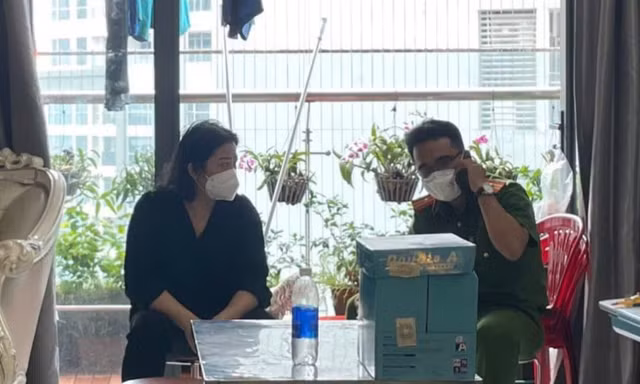 Bị can Hoàng Thị Hồng vừa bị bắt. 