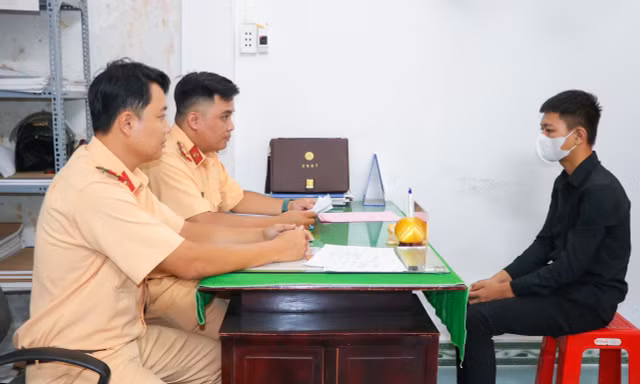 Nam thanh niên bị phạt vì 'bơi như cá' trên xe máy 