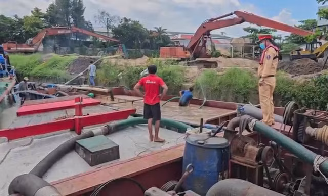 Liên tiếp bắt giữ tàu hút, chở cát lậu ở Vĩnh Long