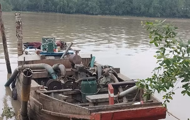 Đại úy công an phải cắt bỏ hai chân sau khi bị ghe ‘cát tặc’ đâm rơi xuống sông