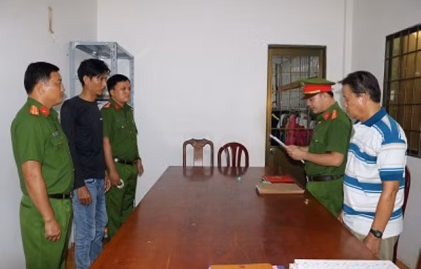 Tự xưng đại ca xã đảo để thu phí 'bảo kê' của thương lái mua tôm
