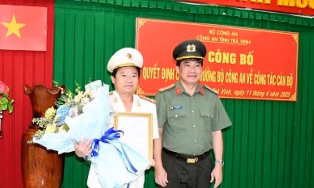 Trao quyết định của Bộ trưởng Bộ Công an về công tác cán bộ