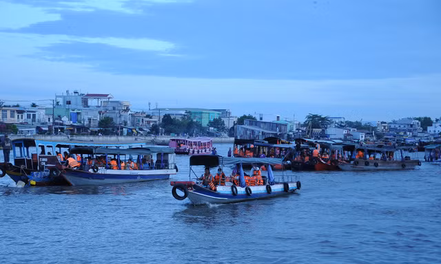 Chủ tàu du lịch chợ nổi Cái Răng 'khóc ròng' vì quy định lắp hộp đen mới được đăng kiểm 