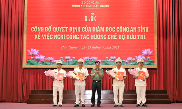 4 lãnh đạo cấp phòng Công an Hậu Giang nghỉ hưu trước tuổi