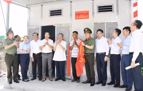 Bộ Công an bàn giao 1.300 căn nhà tặng hộ nghèo ở Trà Vinh