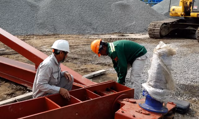 Công nhân làm xuyên Tết trên công trường cao tốc kết nối miền Tây