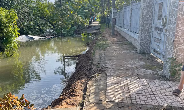 Lại sạt lở tại Hậu Giang làm mất đường giao thông 