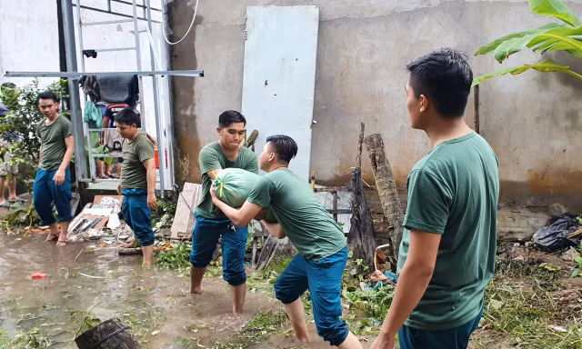 Cần Thơ lở 20m đê bao, nước tràn vào nhà dân quận trung tâm 