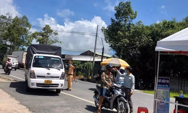 Hậu Giang họp khẩn lúc nửa đêm, thiết lập 6 vùng cách ly với hơn 300 hộ dân