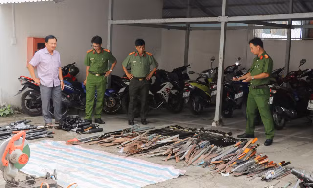 Vĩnh Long tiêu hủy hơn 1.000 vũ khí thô sơ, tự chế, công cụ hỗ trợ