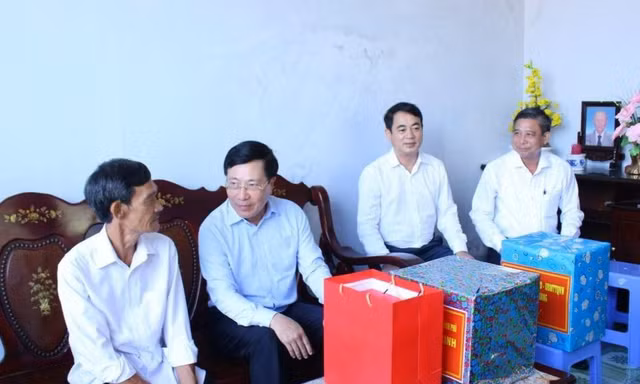 Phó Thủ tướng Phạm Bình Minh thăm gia đình chính sách tại Hậu Giang