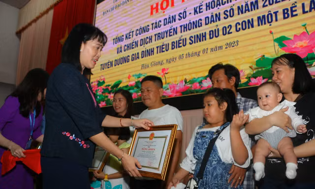 Hậu Giang tặng bằng khen cho 40 cặp vợ chồng sinh con một bề là gái