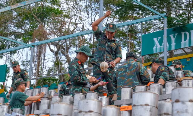 Cần Thơ: Trận địa pháo hoa tầm cao trước giờ khai hỏa
