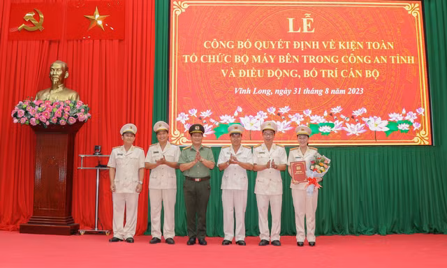 Công bố quyết định của Bộ Công an về kiện toàn bộ máy Công an tỉnh Vĩnh Long