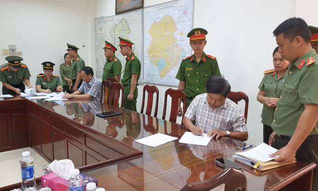 Bắt Phó Chủ tịch UBND huyện Phụng Hiệp