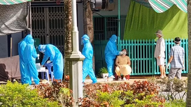 Hậu Giang có 4 nhân viên ở BV dã chiến mắc COVID-19, xã ở Quảng Bình có 11 ca F0 cộng đồng