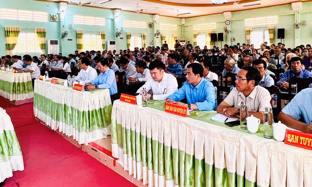 Chủ tịch tỉnh Vĩnh Long đối thoại với dân nơi khai thác cát cho cao tốc
